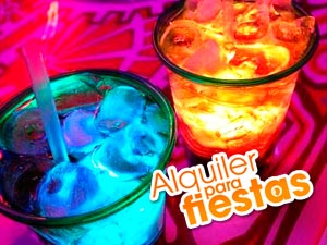 Platos, vasos y servilletas fluorescentes